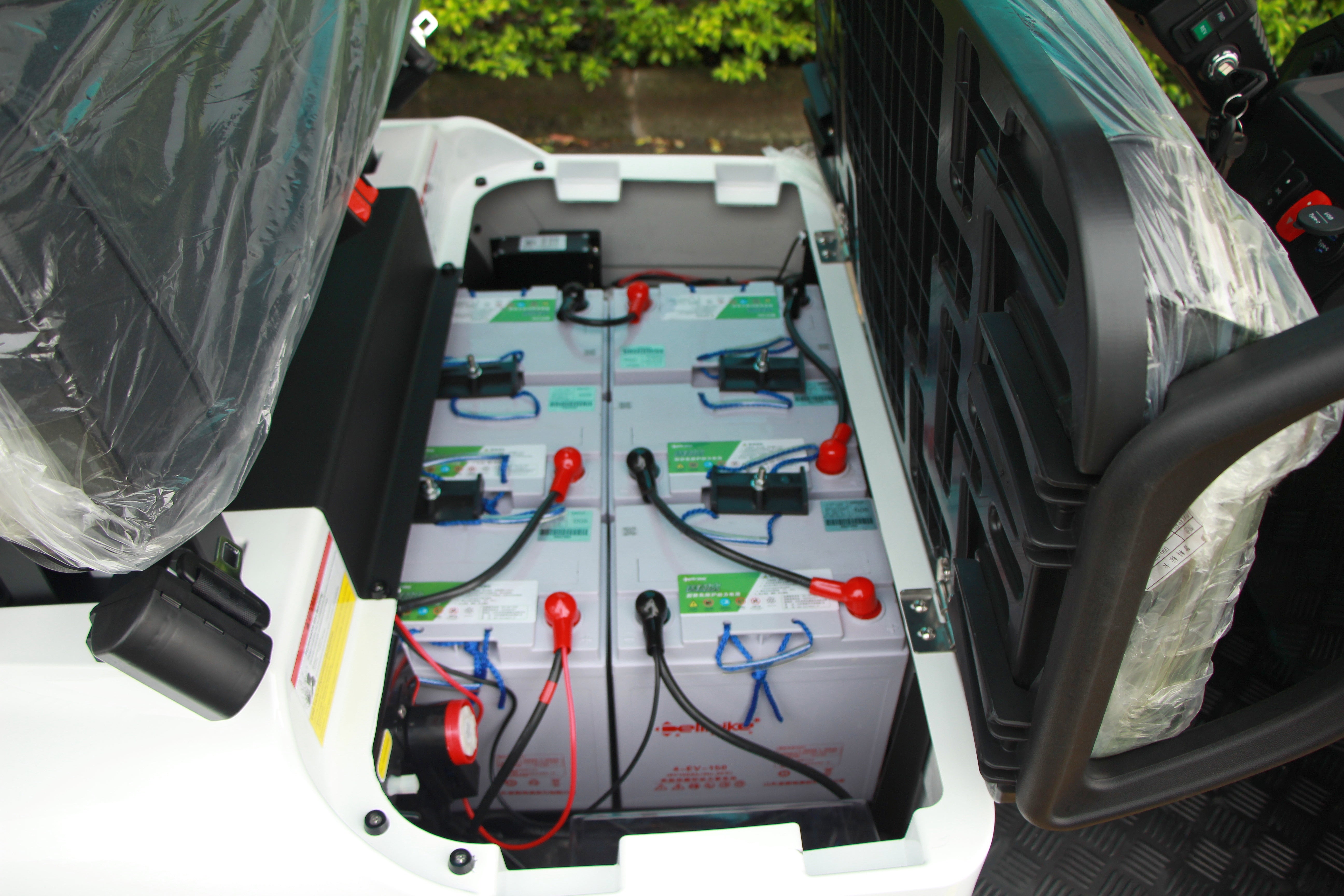 Experience the Widerway LQS041+2 extended 6 seater street legal golf cart. Electric-powered with enhanced capacity, perfect for commercial and group transportation needs.