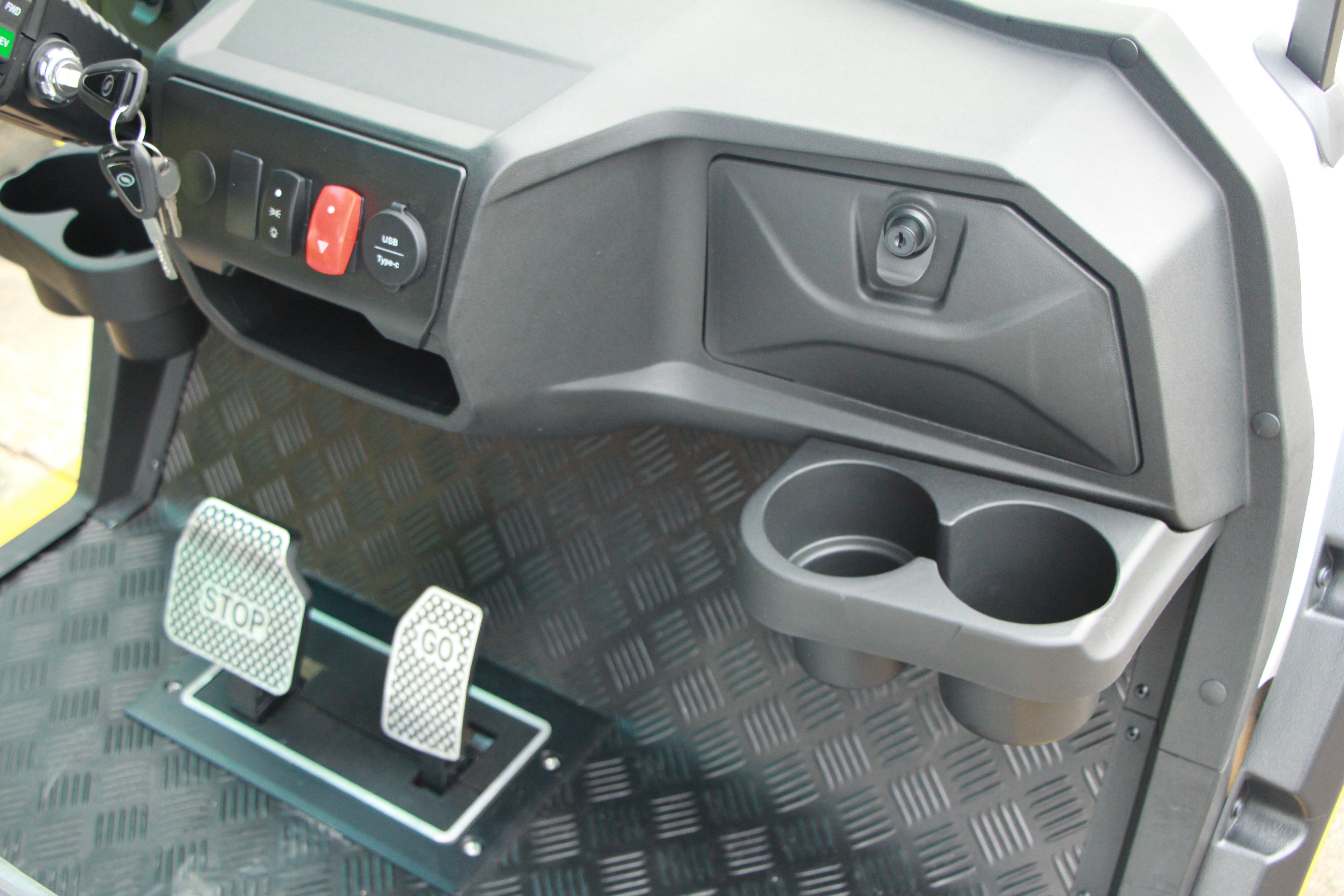 Shop the Widerway LQS041+2 extended 6 seater electric golf cart, designed to be street legal. Ideal for group transportation, commercial use, and large family activities.